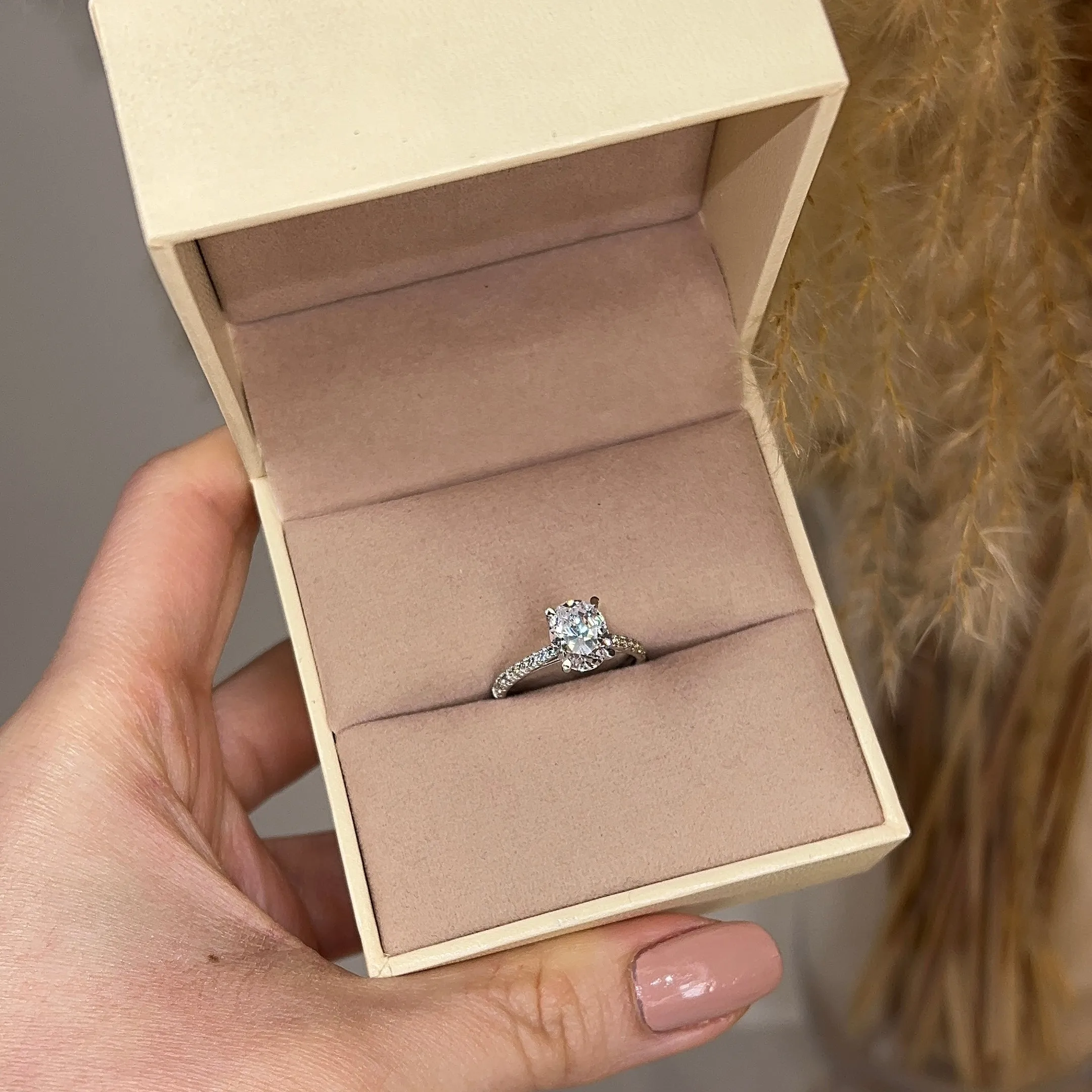 "Raya" Oval Diamond Scallop Set Diamond Band DSOC02