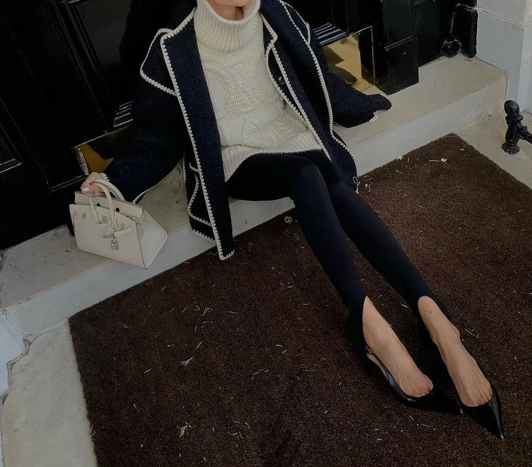 Stylish woolen coat with scarf and tassels